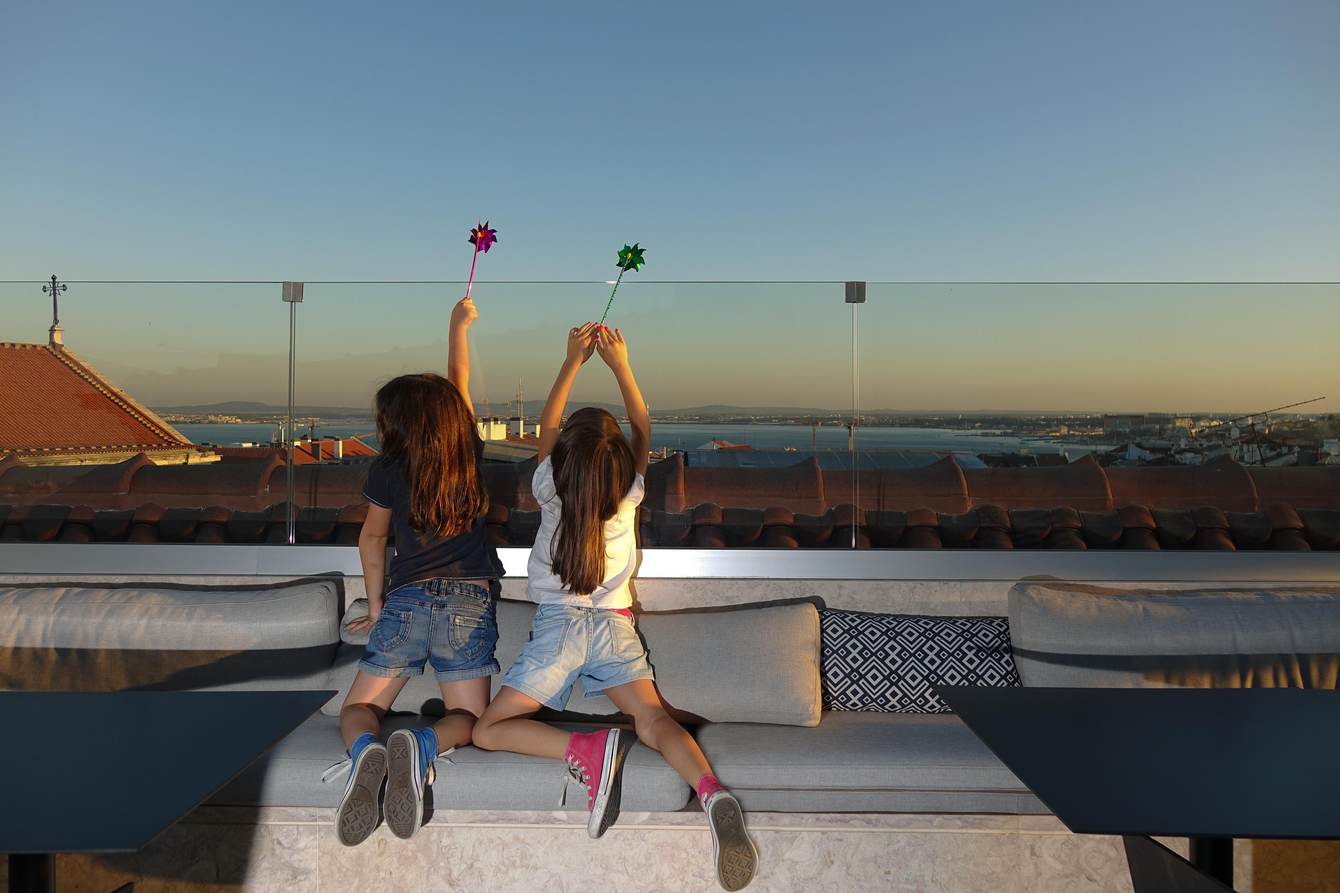 The Lumiares Hotel & Spa - Small Luxury Hotels Of The World Lisbona Esterno foto Two girls playing with the yo-yo